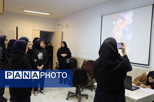 افتتاح نمایشگاه مدرسه انقلاب در هنرستان فنی حرفه‌ای‌کارآفرین شهرستان پیشوا