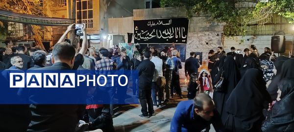 اجتماع مردم مشهدی مقابل خانه مادر شهید جمهور جهت ابراز همدردی