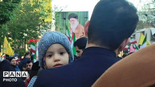 مردم تهران به احترام چهلمین روز از شهادت رهبر شهید ایستادند