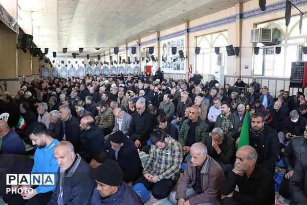 حضور دانش آموزان نخبه نهج البلاغه و حافط قرآن کریم چهارانگه در مصلا نماز جمعه 