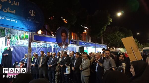 ایستاده در میدان ساعت تبریز