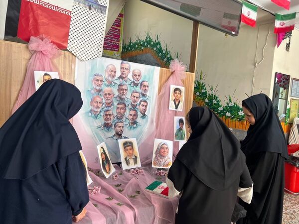 یادبود شهادت دانش‌آموزان شهید جنگ تحمیلی ۱۲ روزه در دبستان المهدی ناحیه 2 کرج 