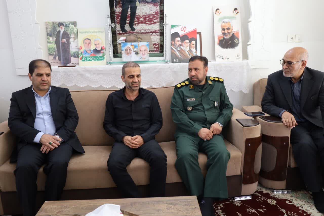 دیدار مسئولین با خانواده ی شهیده فاطمه موحدان