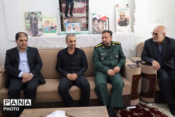 دیدار مسئولین با خانواده ی شهیده فاطمه موحدان