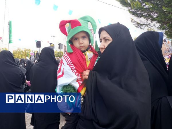 جلوه‌ای از همراهی اقشار مختلف مردم در راهپیمایی سالروز انقلاب بختگان