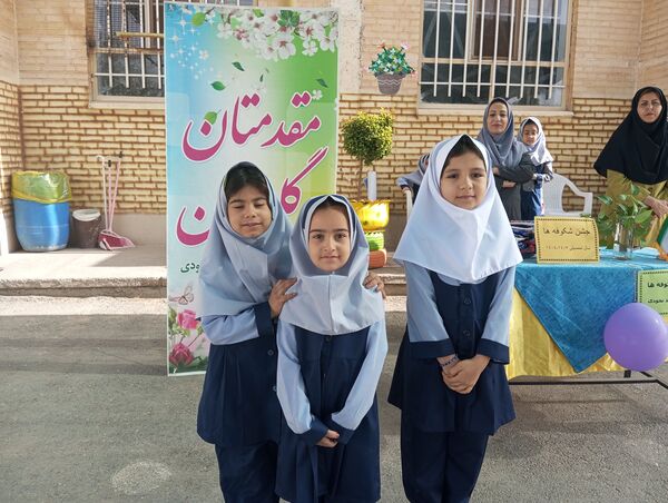 جشن شکوفه‌های دبستان ناهیدنخودی نیشابور