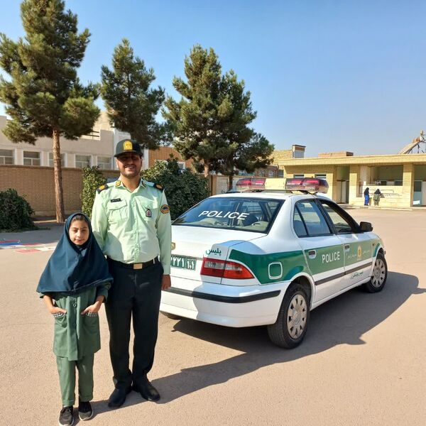 حضور ماموران نیروی انتظامی در دبستان حاج فرج عبداللهی اردکان