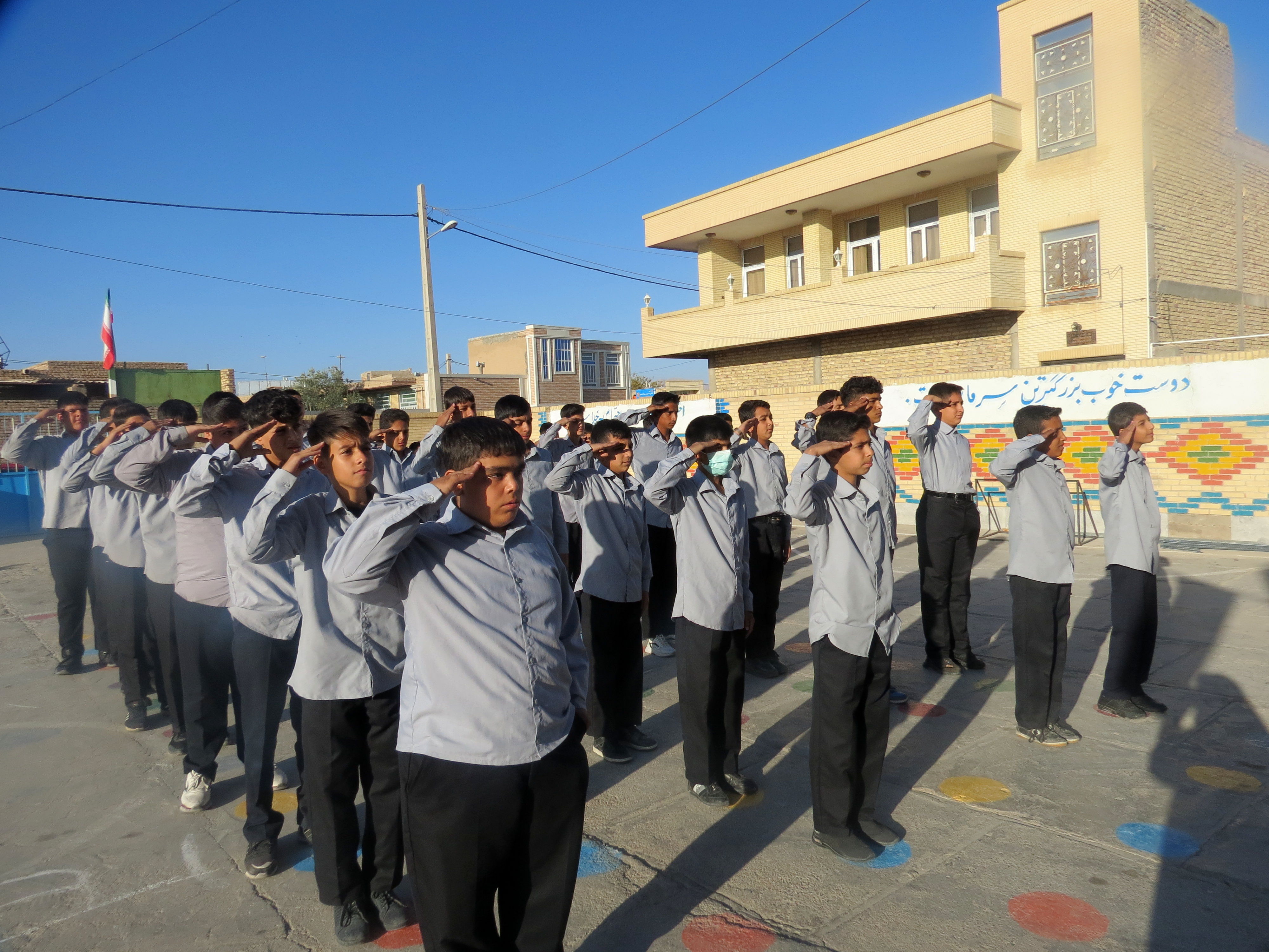 صبحگاهی شاد و پرنشاط در مدارس خاتم