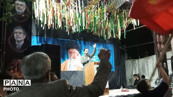 تجمع مردم شهر فردوسیه در دهه امامت در کنار شهدای گمنام