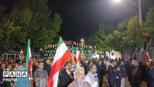  مردم در خیابان‌ها با پرچم ایران، با آرمان‌های انقلاب تجدید پیمان کردند