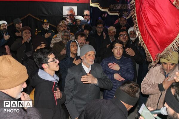 تجمع مردم ولایتمدار شهرستان فاروج بعد از اذان مغرب در میدان مرکزی شهر 