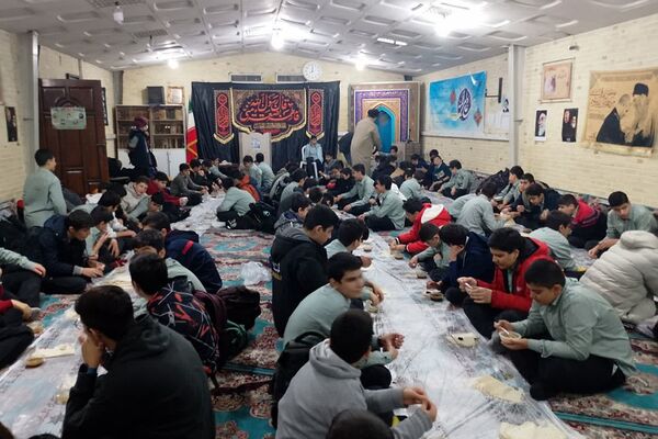 حضور پرشور دانش‌آموزان دانش‌آموزان دبیرستان شهید بهشتی ناحیه 2 شهرری در مراسم شهادت حضرت زهرا(س)