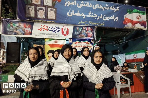 حضور پرشور دانش‌آموزان دبیرستان امام علی(ع) متوسطه اول در غرفه شهدای دانش‌آموز ورامین