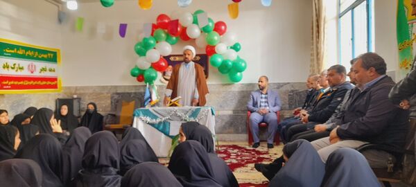 نواخته شدن زنگ گلبانگ انقلاب اسلامی در دبیرستان پگاه روستای مارکده
