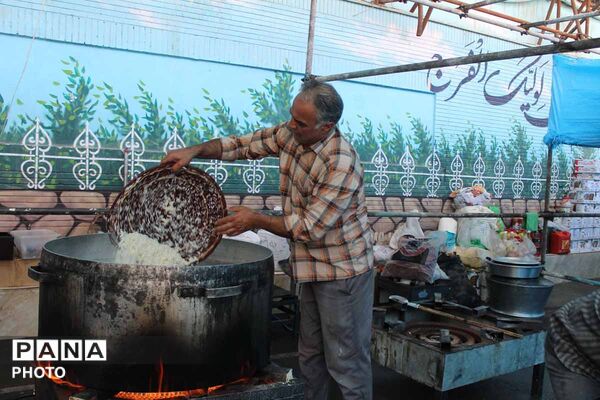 خدمت خالصانه قرارگاه جهادی حضرت جوادالائمه(ع) جاجرم به زائران امام رضا(ع) در مشهد مقدس 