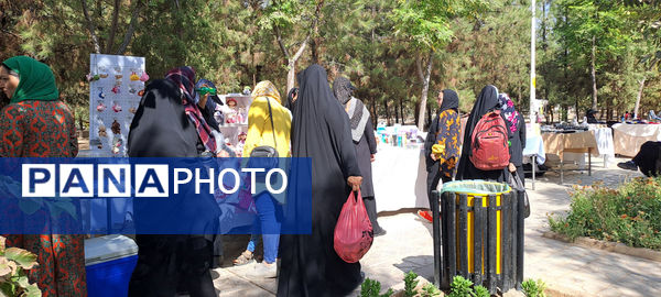 نمایشگاه محصولات دستی بانوان در بوستان نرگس قم