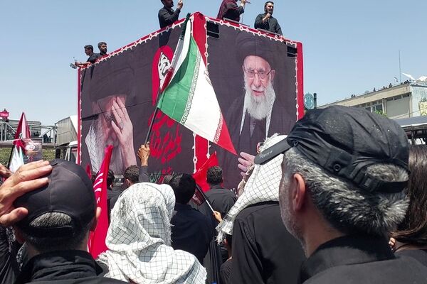 پرچم‌های سرخ بر فراز خیابان‌های تهران؛ بدرقه باشکوه رهبر شهید