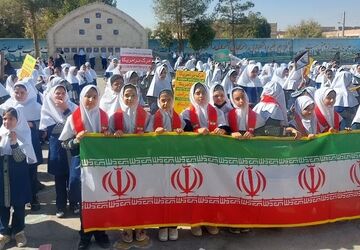 جلوه ای از ایستادگی دانش آموزان دبستان سوم شعبان در ۲۲ بهمن