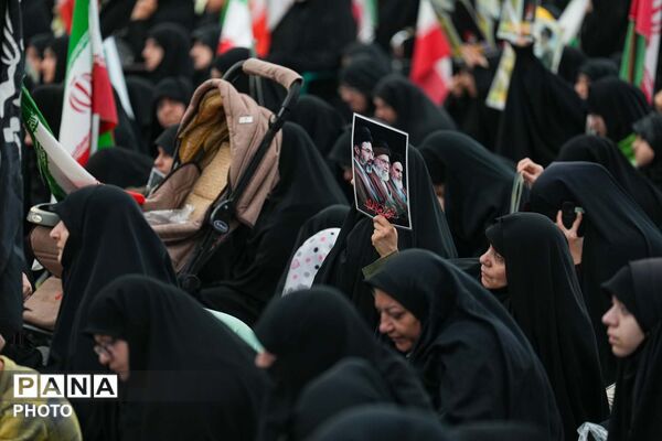 اجتماع بانوان انقلابی به مناسبت چهلم قائد امت و شهدای میناب در مسجد جمکران 