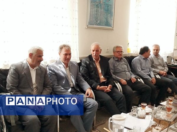 بازدید معاون پرورشی و تربیت بدنی آموزش و پرورش کاشمر از دبیرستان امام حسین (ع) 