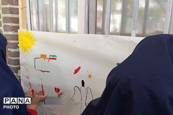 نقاشی دانش‌آموزان دختر در هفته کودک