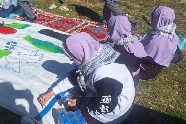 لذت نقاشی همگانی کنار دوستان در بوستان جنت شیراز 