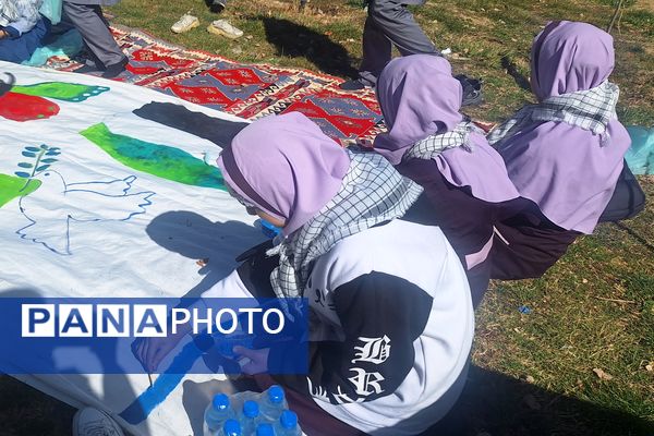 لذت نقاشی همگانی کنار دوستان در بوستان جنت شیراز 