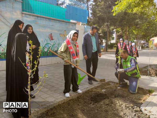 کاشت و پرورش نهال در مدرسه شاهد شهید ناصری