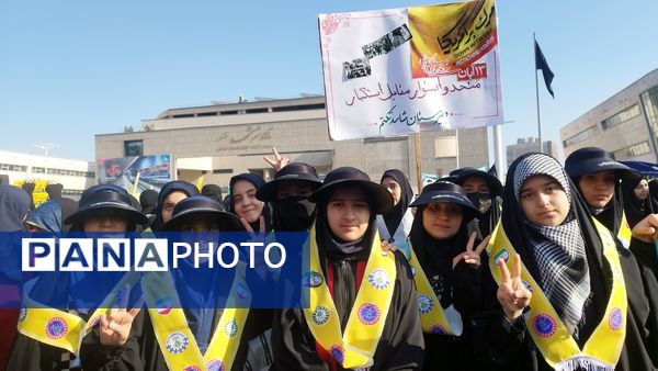 دانش آموزان شاهد تکتم ناحیه۳ ،پرچمداران راهپیمایی ۱۳ آبان