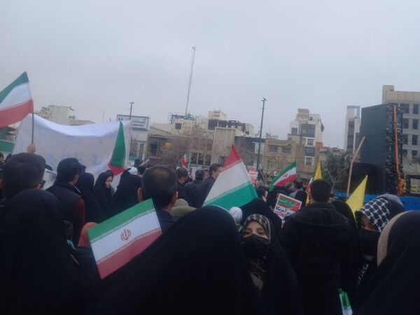 حضور دانش آموزان دبستان نرجس در راهپیمایی ۲۲بهمن 