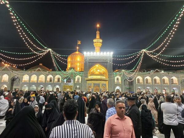 سیل عظیم زائران و مجاوران حرم امام رضا (ع) در شب ولادت یازدهمین امام شیعیان