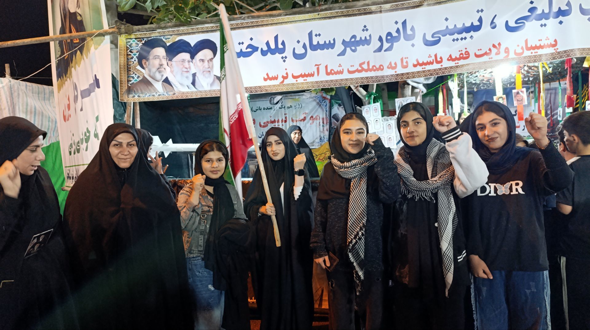 جمع حامیان ایران در میدان بهشتی پلدختر