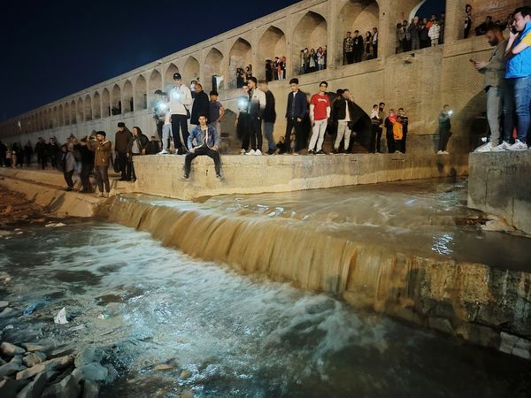 جاری شدن آب در زاینده رود