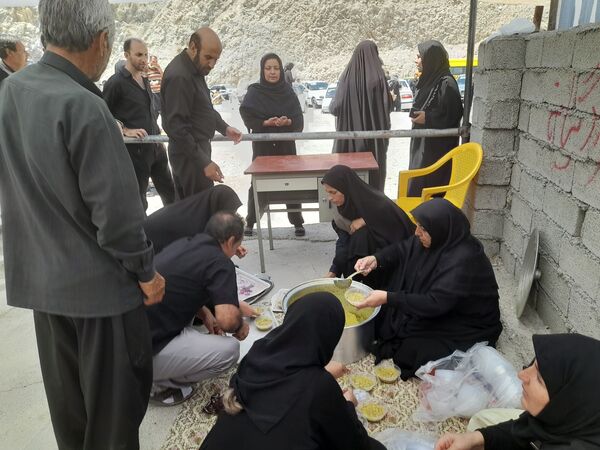 روز اربعین، در مواکب پل سیمره، خدمات‌رسانی به زائران حسینی همچنان ادامه دارد