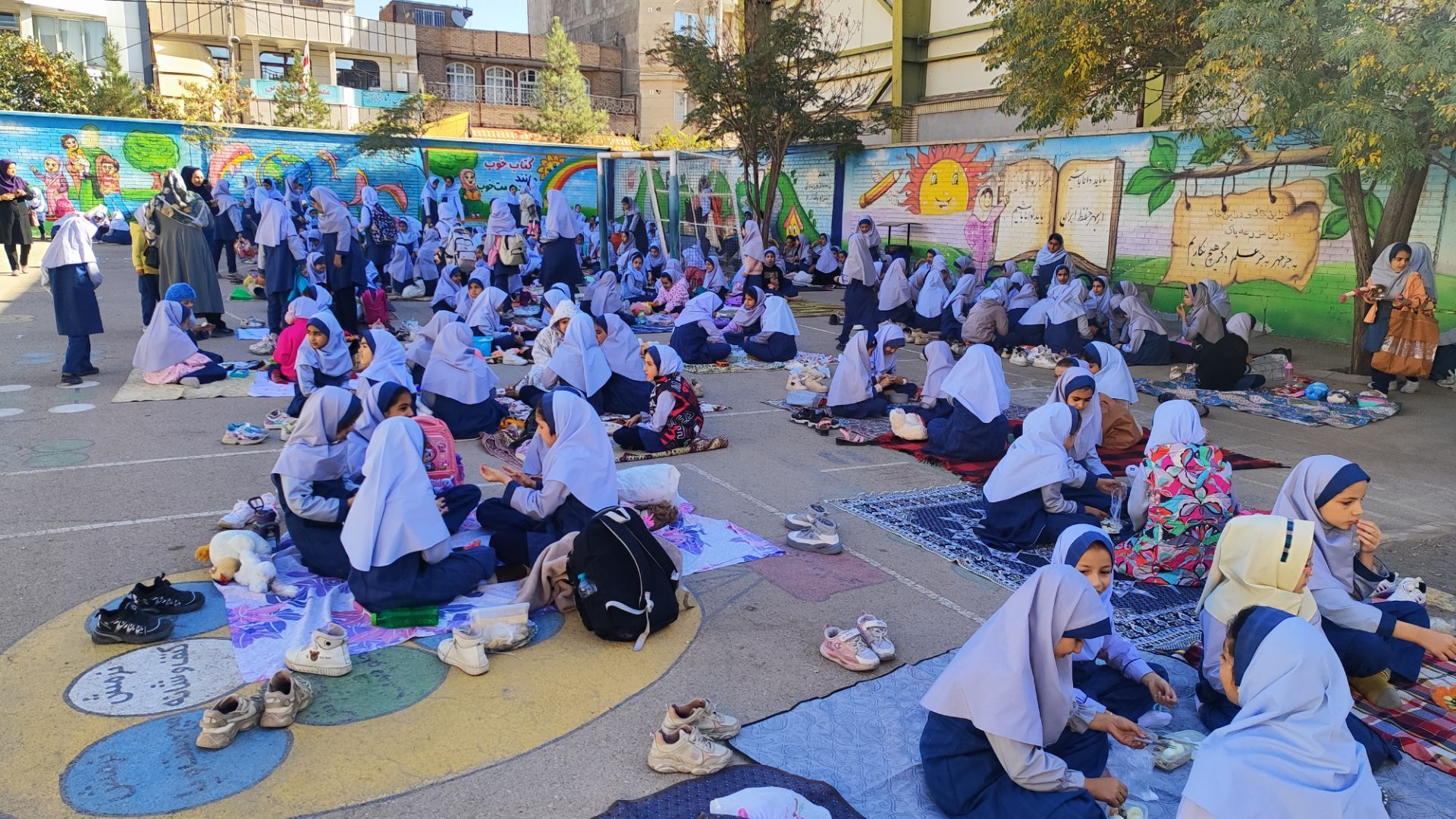 روز جهانی کودک و تخم مرغ در مدرسه شاهد خیر سجادی 