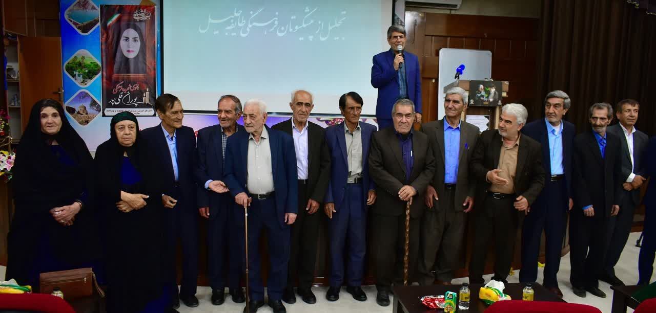 معلمان الگوی عزت و استقلال ملی هستند