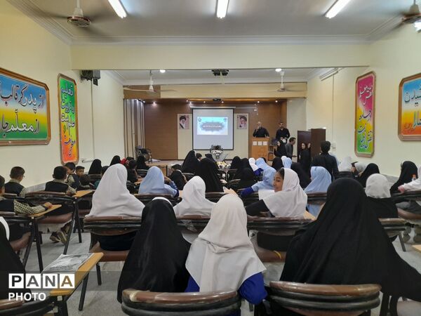  طنین فریاد استکبارستیزی دانش‌آموزان زاوه با اجرای سرود «باید برخاست»