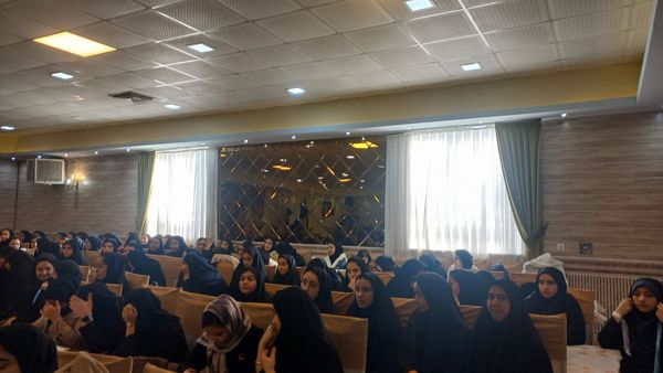 آیین تجلیل از کنکوری‌های منطقه گوگان به روایت تصویر
