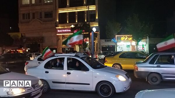 رژه ماشینی در پنجاه و یکمین شب از اجتماعات مردمی در بلوار فضل نیشابور  