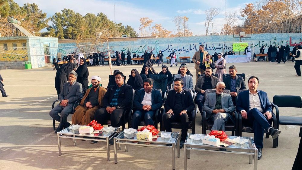 آغاز رسمی مسابقات فرهنگی هنری با نواختن زنگ جشنواره فردا و جشنواره ماها در مدرسه تکتم 