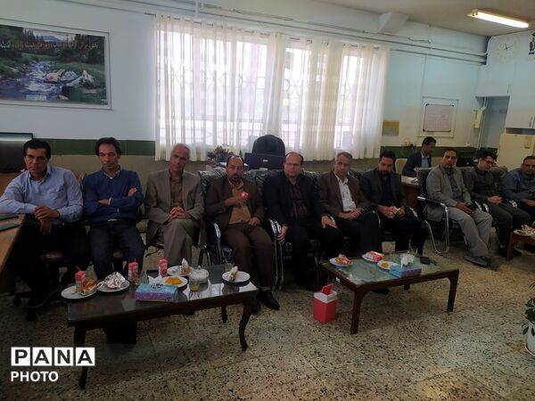 جلسه شورای دبیران دبیرستان نمونه آیت‌الله خامنه‌ای