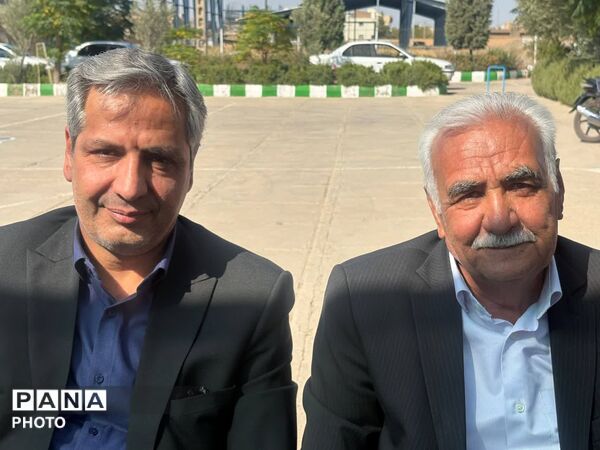 نخستین قدم‌های کلاس‌اولی‌ها در جشن شکوفه‌های دبستان شاهد آقا مصطفی خمینی