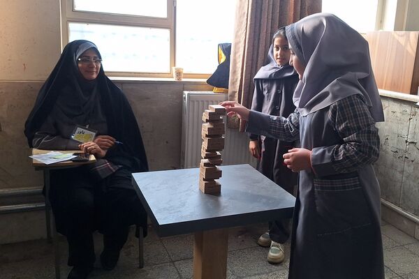 تصاویری زیبا از تمرکز دانش‌آموزان دختر در المپیاد رویش ناحیه۳ شیراز 