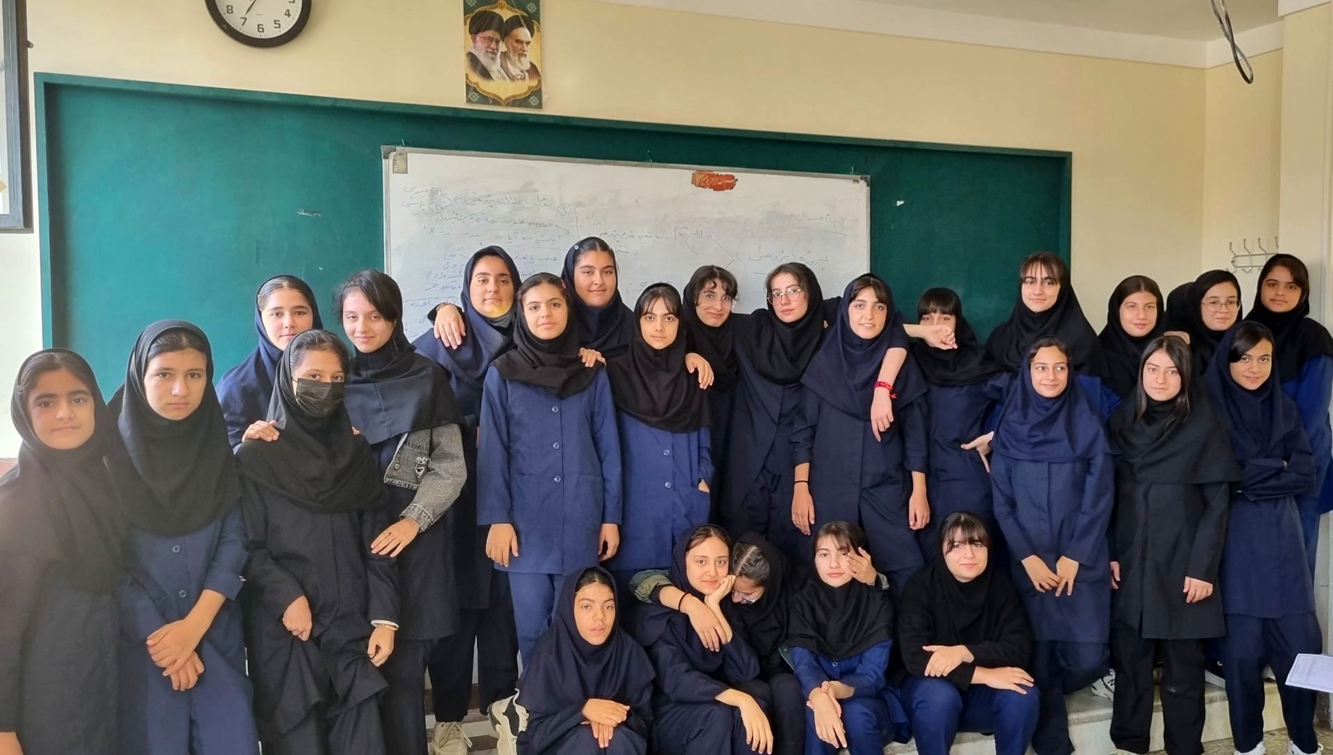 عکس یادگاری دانش‌آموزان پایه هشتم کلاس 805 دبیرستان دخترانه زکیه