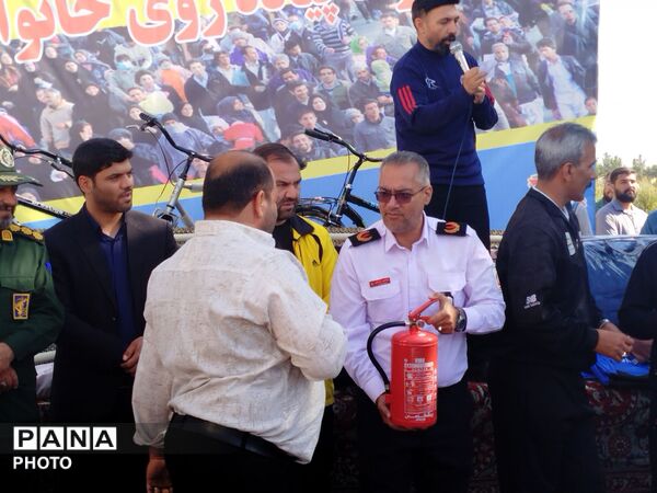 هم‌قدم با خانواده به یاد حماسه‌سازان دفاع مقدس