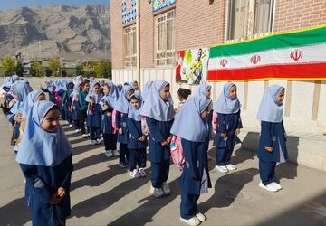 جشن شکوفه‌ها ویژه دانش‌آموزان پایه اول در دبستان ظریف کار فرد ناحیه ۳ شیراز 