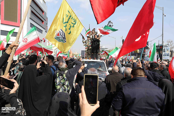 حضور وزیر آموزش و پرورش در مراسم تشییع پیکرهای مطهر ۸۴ شهید قهرمان ناوشکن دنا 