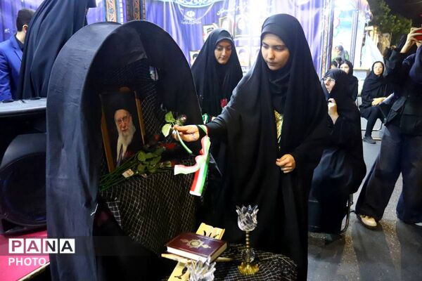 سوگواره شبانه دانش آموزان تبریز در تجمعات مردمی برای رهبر شهید