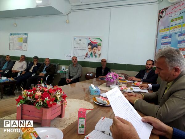 جلسه شورای دبیران دبیرستان نمونه آیت‌الله خامنه‌ای