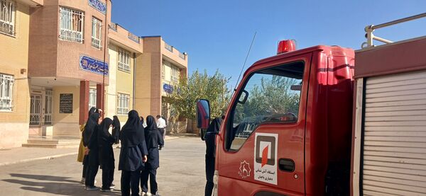 آموزش آتش نشانی و اقدامات ایمنی در دبیرستان حضرت خدیجه (س) جعفریه